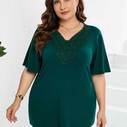 Blusa Plus Size com Renda e Manga Borboleta