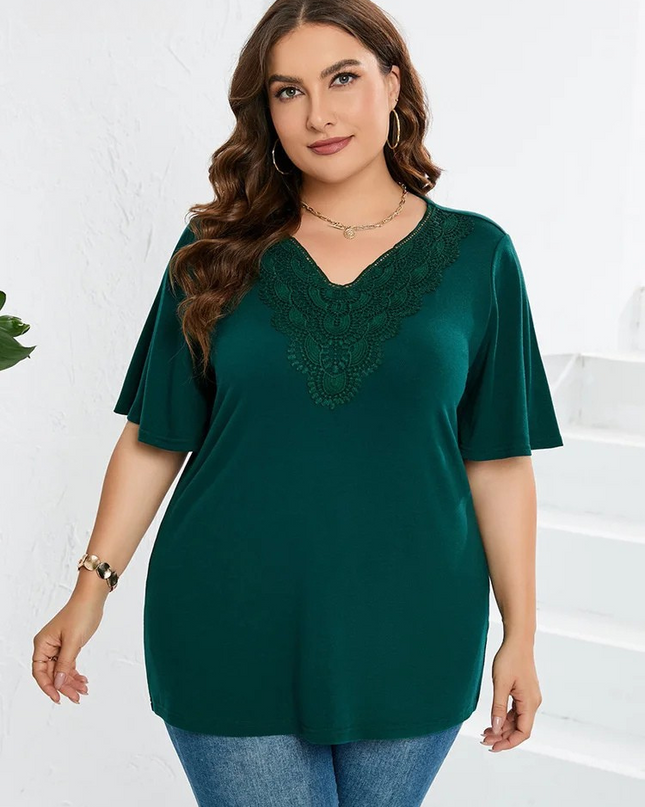 Blusa Plus Size com Renda e Manga Borboleta