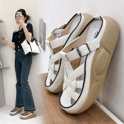 Sandália Plataforma com Bico Redondo e Design Casual