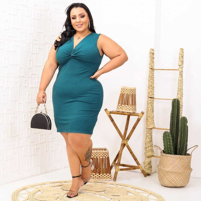 Vestido Plus Size com Decote em V - Valorize o Colo com Elegância