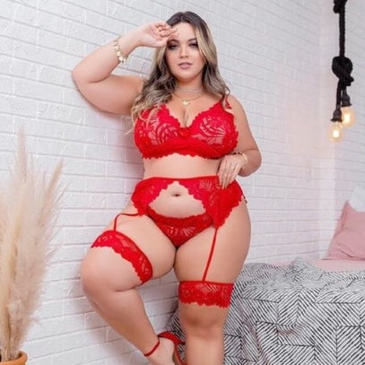 Conjunto Plus Size em Renda com Cinta Liga: Para um Visual Incrível